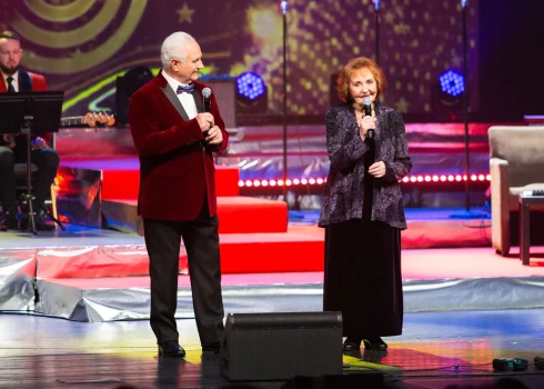 Koncertu vadīja leģendārie Latvijas radio raidījumu vadītāji - Gunārs Jākobsons un Lia Guļevska.