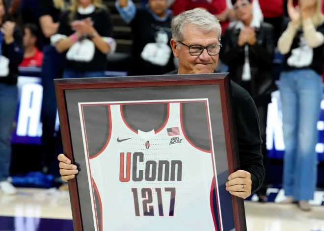 Džīno Oriemma nosvin 1217. uzvaru un kļūst par NCAA basketbola leģendu