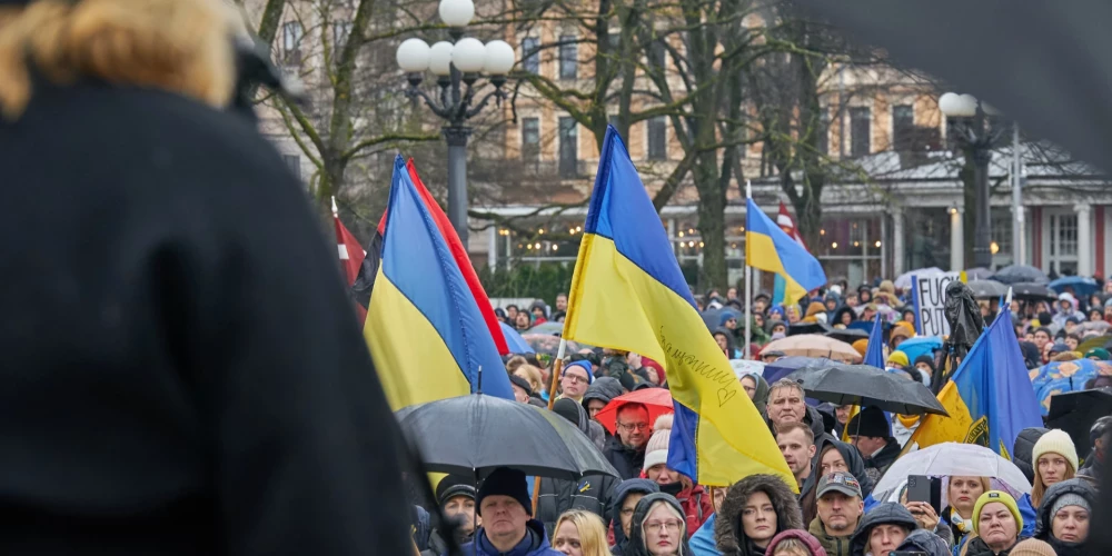 "Kopā līdz uzvarai!" pie Brīvības pieminekļa.