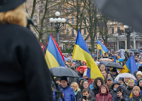 "Kopā līdz uzvarai!" pie Brīvības pieminekļa.