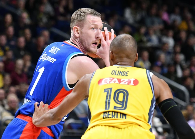 Pelnošāko basketbolistu topā Rolands Šmits apsteidz Dāvi Bertānu, desmitniekā viena dāma