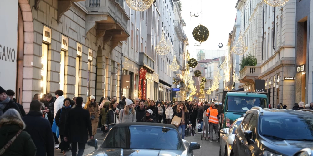 Milānas “Via Monte Napoleone”. Lai tur iepirktos, maciņam jābūt biezam.