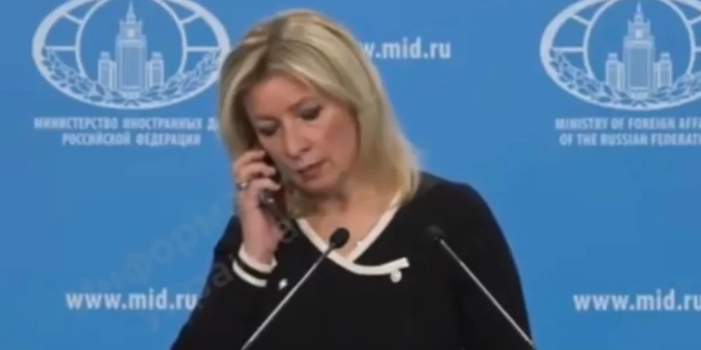 Marija Zaharova saņem norādījumus (ekrānuzņēmums no video)