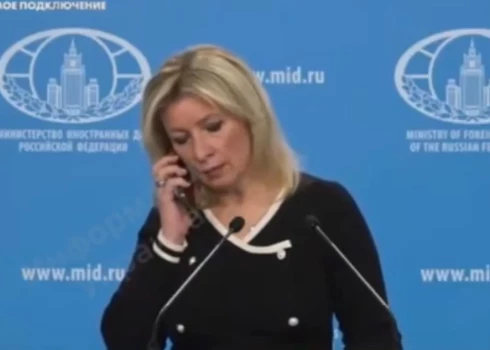 Marija Zaharova saņem norādījumus (ekrānuzņēmums no video)