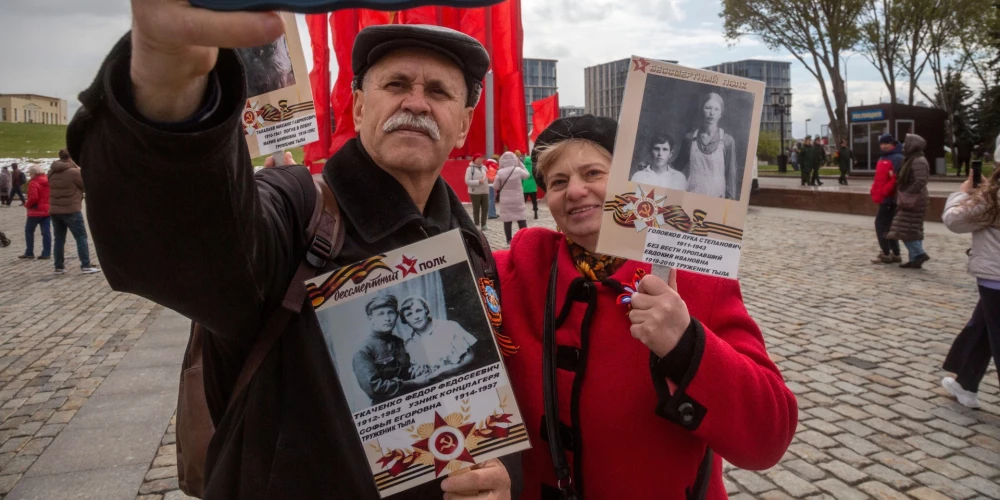 Maskava, Krievija. Pāris iemūžina sevi 2024. gada 9. maijā.