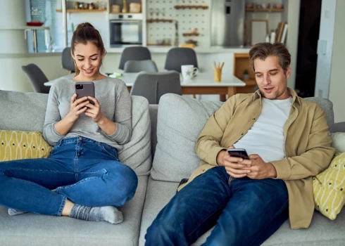 Sociālo tīklu bezmērķīga pārskatīšana arī ir veids, kā regulēt emocijas, izvairīties no problēmām, aizbēgt no garlaicības.