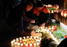 FOTO: "Šādu notikumu nevar izdzēst no atmiņas." Rīgā piemin Zolitūdes traģēdijā bojāgājušos