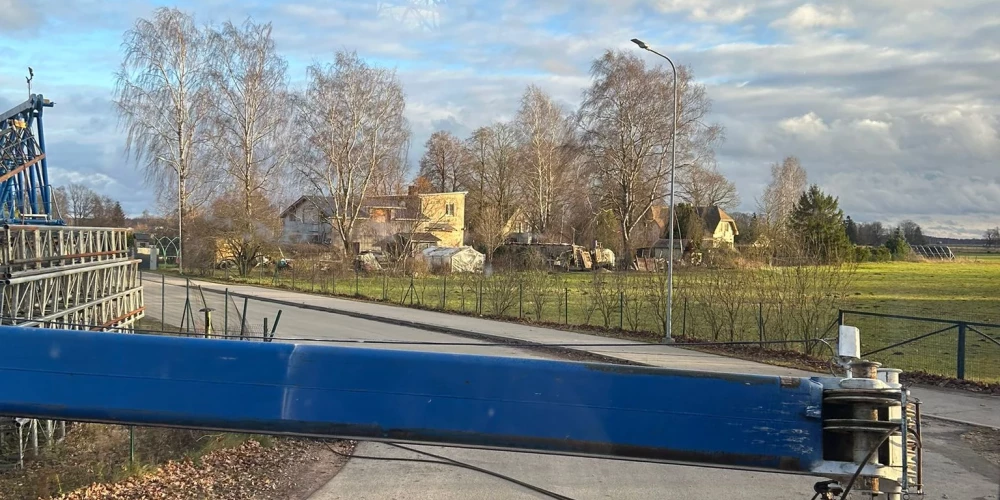 Tikai dažus metrus no skolēnu autobusa Jaunmārupē uz ceļa nogāzās daudzas tonnas smags milzīgs metāla celtnis.