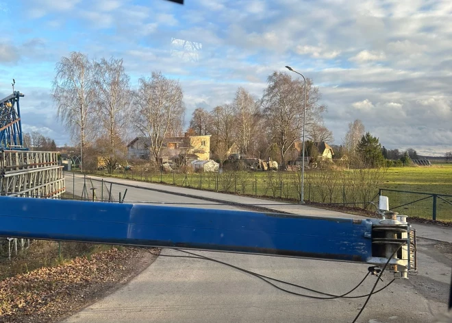 Tikai dažus metrus no skolēnu autobusa Jaunmārupē uz ceļa nogāzās daudzas tonnas smags milzīgs metāla celtnis.
