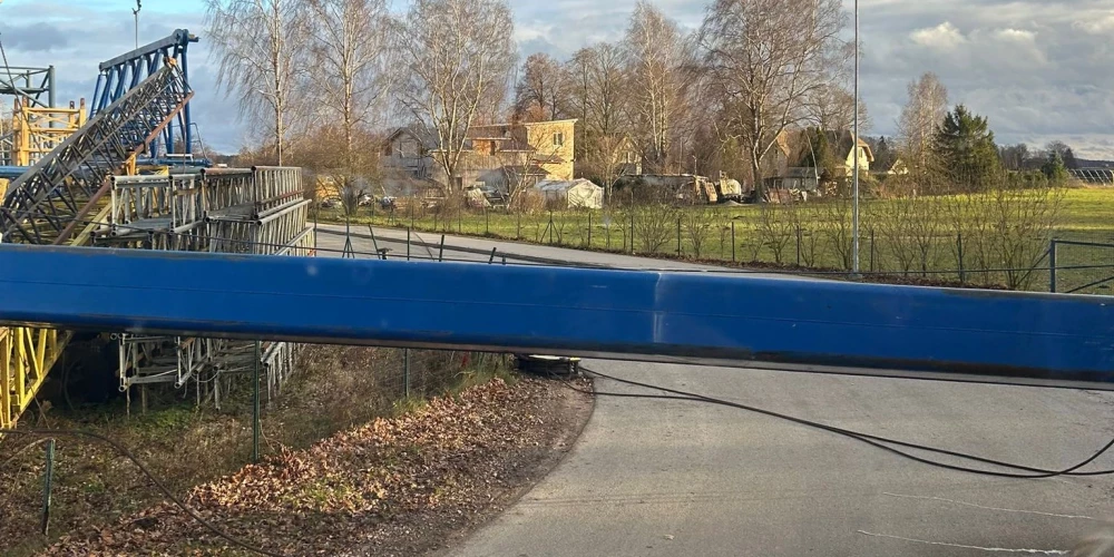 Tikai dažus metrus no skolēnu autobusa Jaunmārupē uz ceļa nogāzās daudzas tonnas smags milzīgs metāla celtnis.