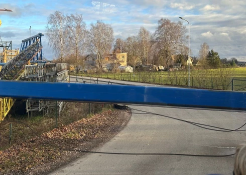 Tikai dažus metrus no skolēnu autobusa Jaunmārupē uz ceļa nogāzās daudzas tonnas smags milzīgs metāla celtnis.