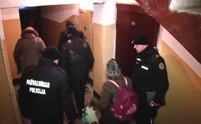 Iestājoties aukstajam laikam Daugavpils pašvaldības policija sākusi pastiprināti apsekot vietas, kur mēdz uzturēties bezpajumtnieki, kā arī informē bez naktsmītnes esošus cilvēkus par iespējām saņemt sociālo palīdzību.