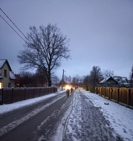 Siguldas skolēniem Atbrīvotāju ielas “ietve” pēc sniega uzsnigšanas vairs nav izbrienama, tāpēc viņi labāk izvēlas iet par ielas braucamo daļu, kas it nebūt nav droši.