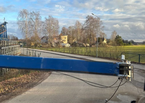 Mārupes iedzīvotāju grupā "Mārupe Info" kāda vecāka dalījusies ar šokējošu notikumu, kurā viņas bērns, braucot mājās ar skolas autobusu, piedzīvojis bīstamu situāciju uz Rožu ielas.