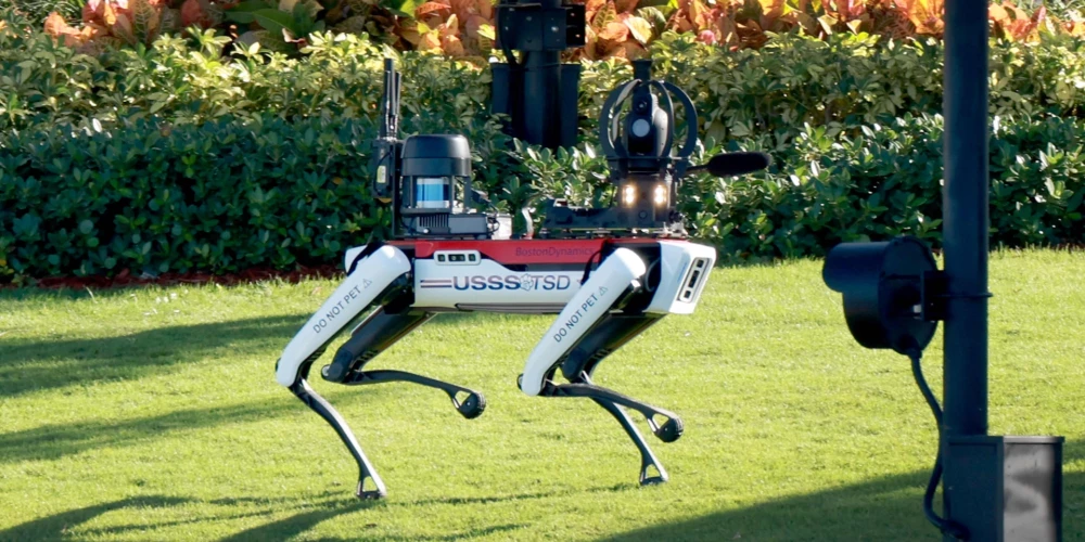 Robotsuns patrulē Donalda Trampa rezidencē.