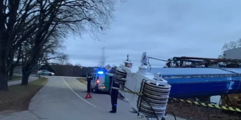 Tikai dažus metrus no skolēnu autobusa Jaunmārupē uz ceļa nogāzās daudzas tonnas smags milzīgs metāla celtnis.