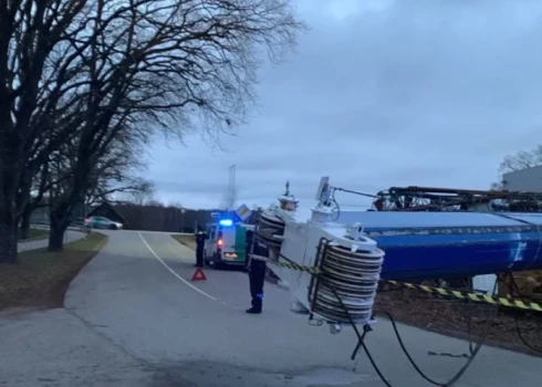 Tikai dažus metrus no skolēnu autobusa Jaunmārupē uz ceļa nogāzās daudzas tonnas smags milzīgs metāla celtnis.