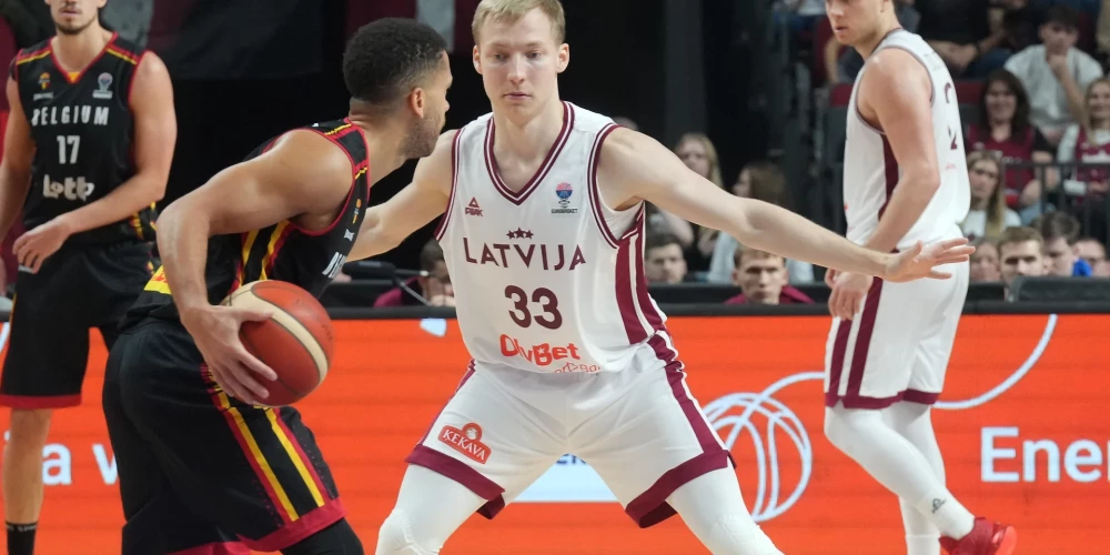 Latvijas vīriešu basketbola izlases spēlētājs Toms Skuja (nr.33, baltā tērpā) 2025. gada Eiropas čempionāta kvalifikācijas turnīra spēlē basketbolā vīriešiem starp Latvijas un Beļģijas komandām "Arēnā Rīga" .