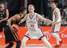 Latvijas vīriešu basketbola izlases spēlētājs Toms Skuja (nr.33, baltā tērpā) 2025. gada Eiropas čempionāta kvalifikācijas turnīra spēlē basketbolā vīriešiem starp Latvijas un Beļģijas komandām "Arēnā Rīga" .