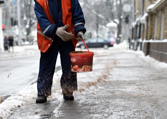 Rīgā līdz priekšpusdienai gaidāma snigšana - apkaimēs sāks izdalīt smiltis ietvju uzturēšanai