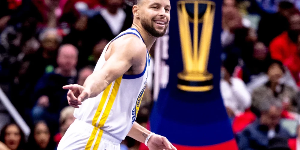 Nov 22, 2024; New Orleans, Louisiana, USA;  Golden State Warriors guard Stephen Curry (30) reacts to a play against the New Orleans Pelicans during second half at Smoothie King Center. Mandatory Credit: Stephen Lew-Imagn Images