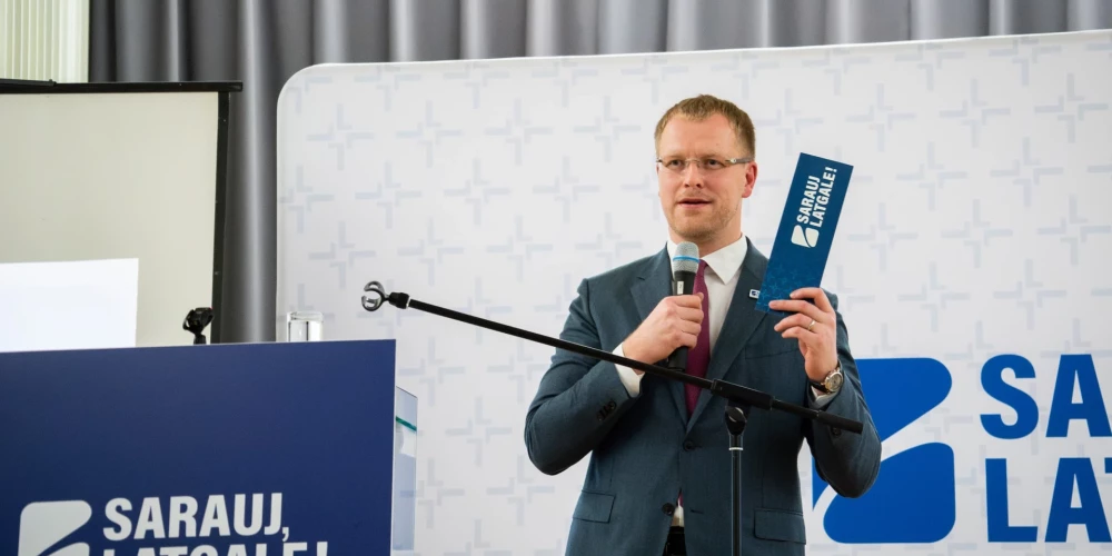 Daugavpils mērs Andrejs Elksniņš 23. novembrī Daugavpils Universitātē dibinājis partiju "Sarauj, Latgale!".