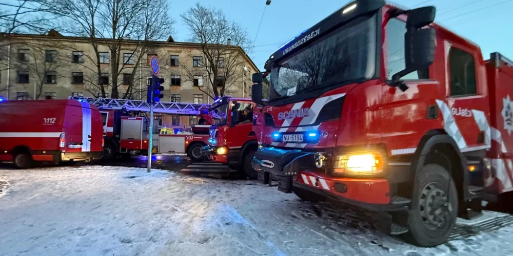 Ugunsgrēka likvidēšanas darbi namā Āgenskalnā, Smiļģa ielā, no kura izglābti 10 cilvēki.