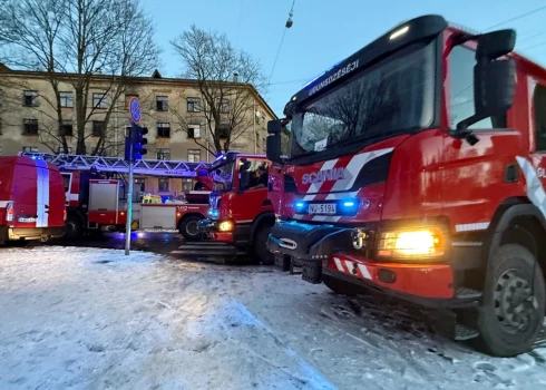 Ugunsgrēka likvidēšanas darbi namā Āgenskalnā, Smiļģa ielā, no kura izglābti 10 cilvēki.