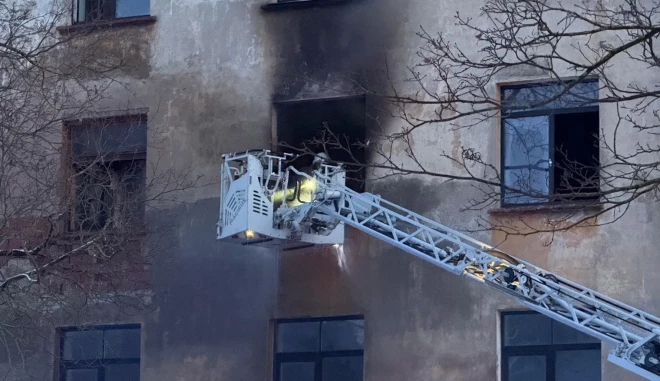 Ugunsgrēka likvidēšanas darbi namā Āgenskalnā, Smiļģa ielā, no kura izglābti 10 cilvēki.