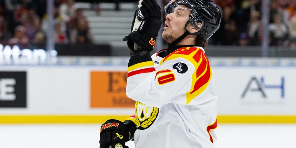 Latvijas hokeja izlases uzbrucējs Miks Indrašis.