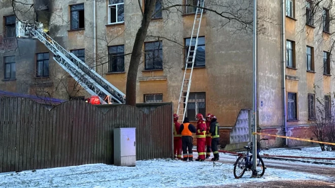  На месте происшествия находились несколько пожарных расчетов и машины скорой помощи. 