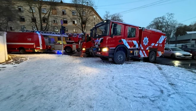  На месте происшествия находились несколько пожарных расчетов и машины скорой помощи. 