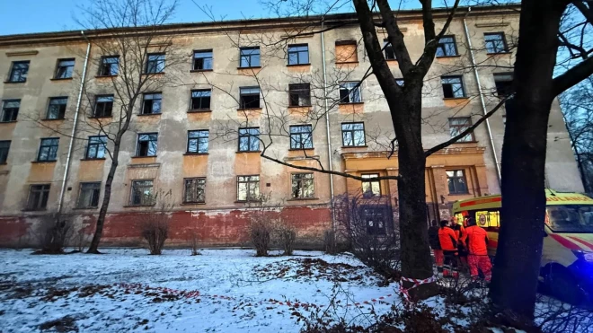  На месте происшествия находились несколько пожарных расчетов и машины скорой помощи. 