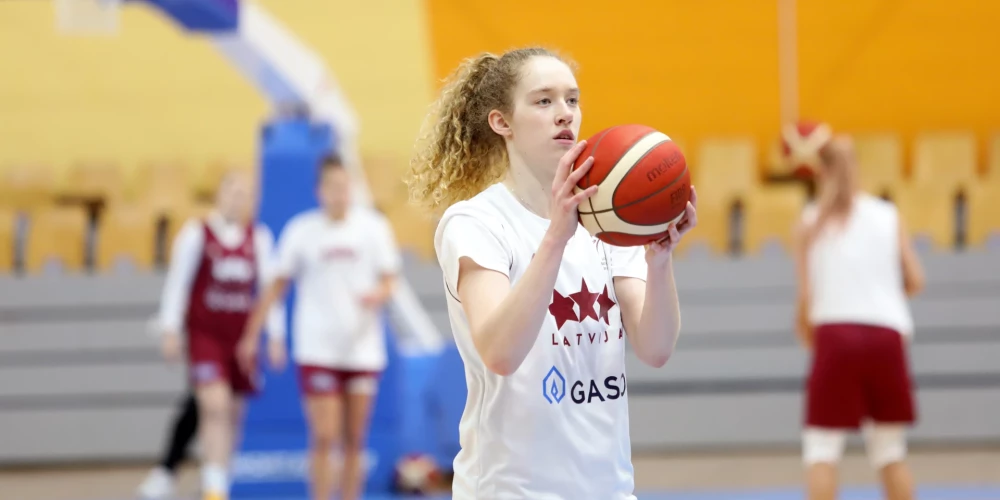 Luīze Anna Sila Latvijas sieviešu basketbola izlases treniņā.