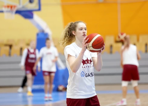 Luīze Anna Sila Latvijas sieviešu basketbola izlases treniņā.