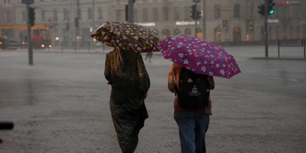 Lietusgāzes Rīgā laikā kad izsludināts oranžās pakāpes brīdinājums saistībā ar negaisu un stiprām vēja brāzmām.