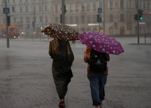 Lietusgāzes Rīgā laikā kad izsludināts oranžās pakāpes brīdinājums saistībā ar negaisu un stiprām vēja brāzmām.