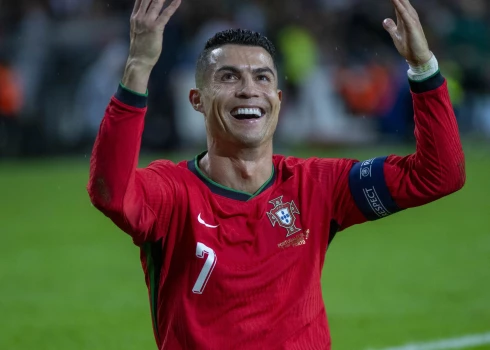 Ronaldu, kurš jau ir pasaules mēroga futbola zvaigzne, tagad vēlas dominēt arī "YouTube".