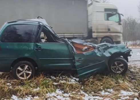 Traģiskā avārija Līgatnes pagastā, kur gāja bojā vieglās automašīnas šoferis (foto: "Degpunktā", TV3)