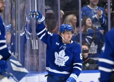 VIDEO: vienīgajā NHL spēlē "Maple Leafs" tiek pie uzvaras un pakāpjas uz trešo vietu Austrumos