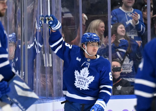 VIDEO: vienīgajā NHL spēlē "Maple Leafs" tiek pie uzvaras un pakāpjas uz trešo vietu Austrumos