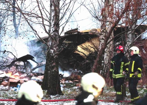 Lithuanian rescuers work next to the wreckage of a cargo plane following its crash near the Vilnius International Airport in Vilnius on November 25, 2024. (Photo by Petras MALUKAS / AFP)