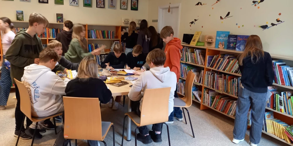 Pedagogu domas par to, kā mūsdienu jaunatne uztver „Mērnieku laikus” dalās (attēlā: literatūras stunda Ķekavas bibliotēkā).