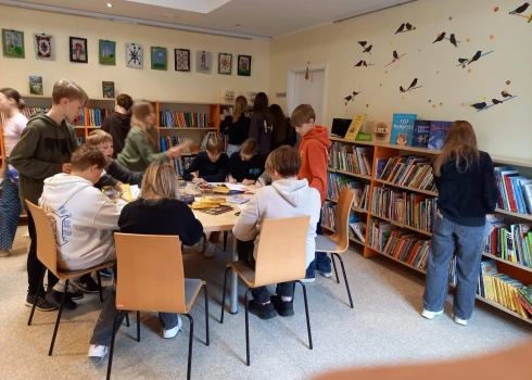 Pedagogu domas par to, kā mūsdienu jaunatne uztver „Mērnieku laikus” dalās (attēlā: literatūras stunda Ķekavas bibliotēkā).