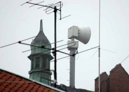 Trauksmes sirēnu pārbaudes laikā trīs minūšu ilgumā skanēs viļņveida signāls, kas nozīmē, ka skaņas signāls skanēs piecas sekundes, tam sekos pārtraukums, un turpināsies atkārtots piecu sekunžu skaņas signāls un pārtraukums.