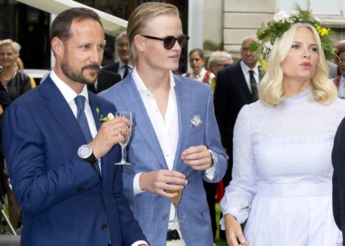 Norvēģijas kroņprincis Hokons ar padēlu Mariusu un viņa māti Meti Māritu 2016. gadā.