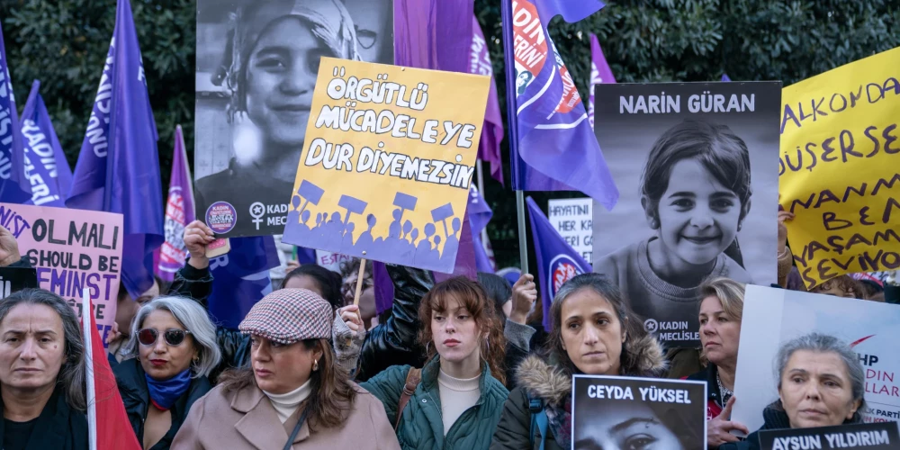 Protests pret sieviešu slepkavībām un vardarbību pret sievietēm Stambulā.