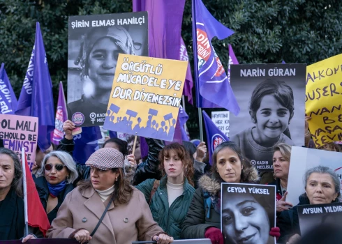 Protests pret sieviešu slepkavībām un vardarbību pret sievietēm Stambulā.