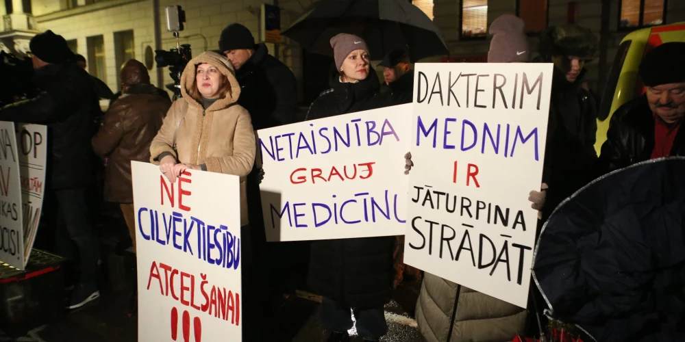  "Suverēnās varas" pikets pie Latvijas Ārstu biedrības ēkas (foto: Juris Rozenbergs)