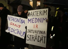 FOTO, VIDEO. "Medni, mēs ar tevi!": "Suverēnā vara" piketē pie Latvijas Ārstu biedrības ēkas, atbalstot ārstu Edgaru Medni skandālā, kas radies pēc nevakcinēta zēna nāves no difterijas